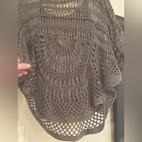 Le Chateau poncho style crochet shirt. - Picture 9 of 9